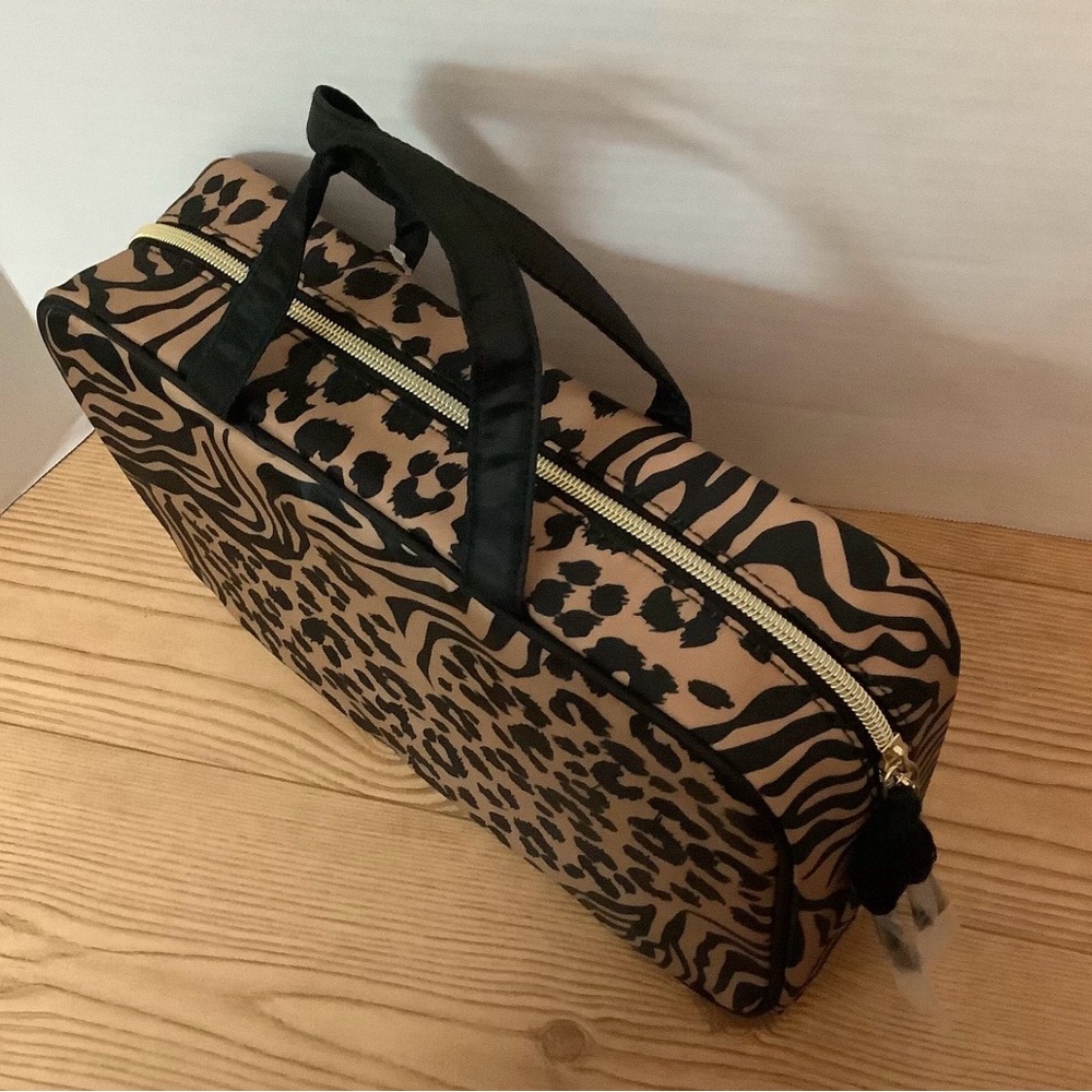 NWT Weekender Travel Cosmetic Bag - Picture 2 of 5